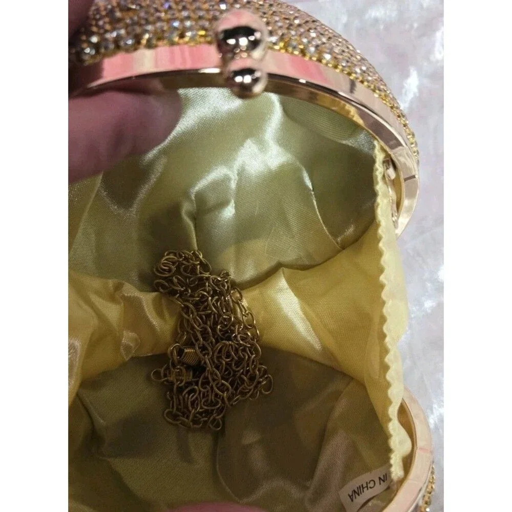 Unbranded clasp closure